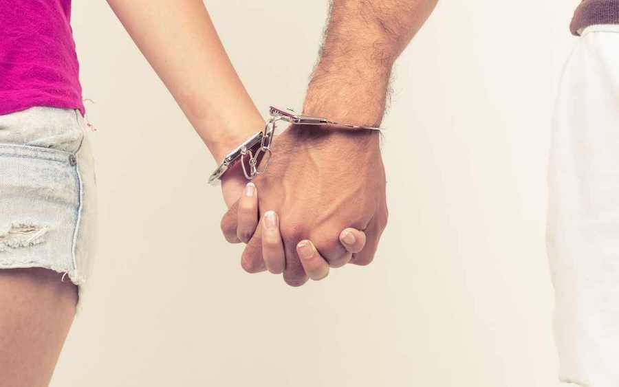 Грудастая зрелая брюнетка в наручниках обожает домашний секс